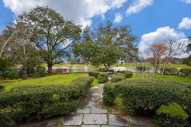 18 Crest Gate, Houston, TX 77082