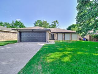 300 Lark Lane, Euless, TX 76039