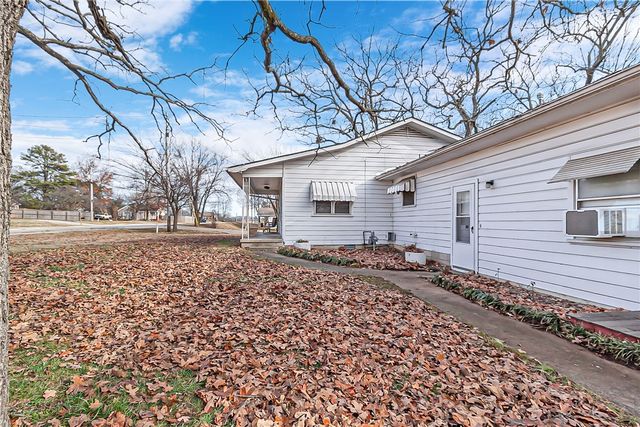 1967 E Huntsville Road, Fayetteville, AR 72701