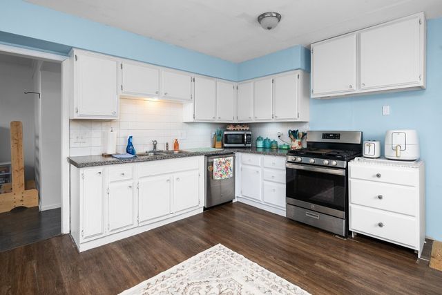 38 Oak Lane, Davenport, IA 52803