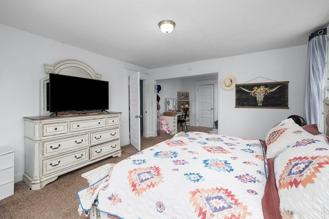 38 Oak Lane, Davenport, IA 52803