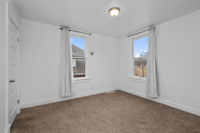 38 Oak Lane, Davenport, IA 52803