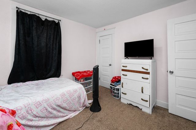 38 Oak Lane, Davenport, IA 52803