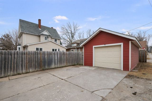 38 Oak Lane, Davenport, IA 52803