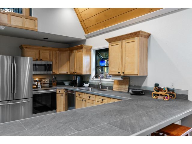 315 SEAGROVE Loop, Lincoln City, OR 97367