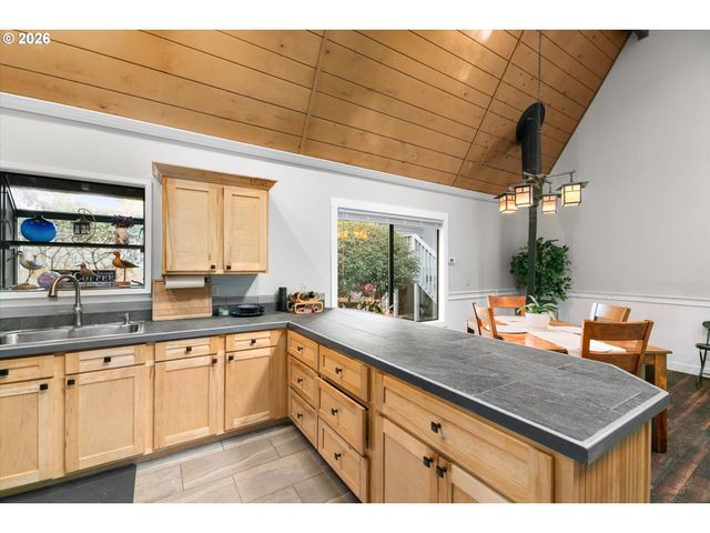 315 SEAGROVE Loop, Lincoln City, OR 97367