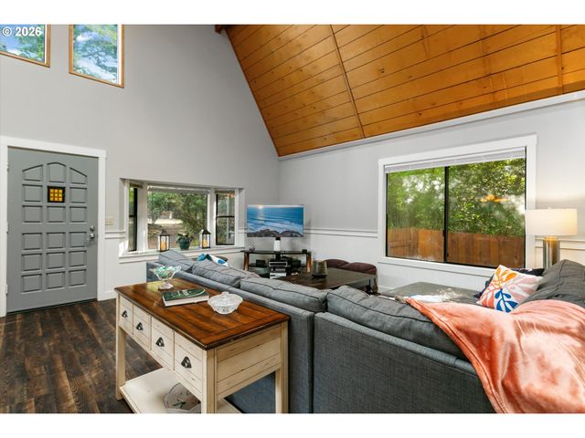 315 SEAGROVE Loop, Lincoln City, OR 97367