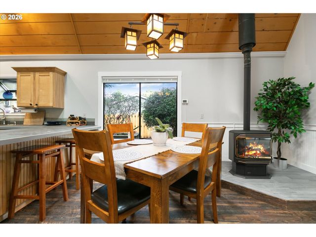 315 SEAGROVE Loop, Lincoln City, OR 97367