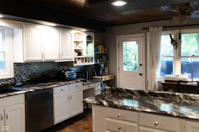 1914 S Hunters Ridge Lane, Greenwood, IN 46143