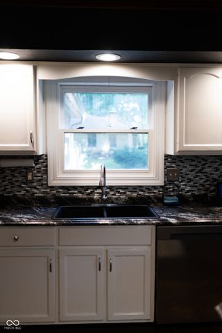 1914 S Hunters Ridge Lane, Greenwood, IN 46143