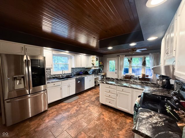 1914 S Hunters Ridge Lane, Greenwood, IN 46143