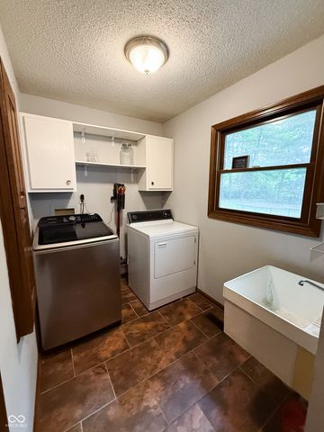 1914 S Hunters Ridge Lane, Greenwood, IN 46143