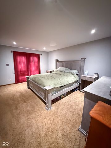 1914 S Hunters Ridge Lane, Greenwood, IN 46143