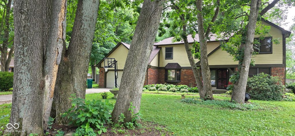 1914 S Hunters Ridge Lane, Greenwood, IN 46143