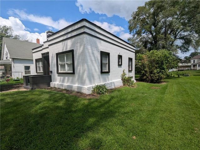 304 Miami Street, Hiawatha, KS 66434