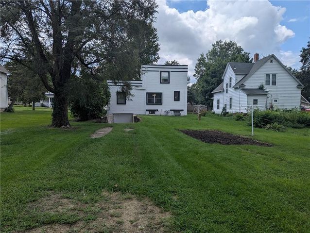 304 Miami Street, Hiawatha, KS 66434