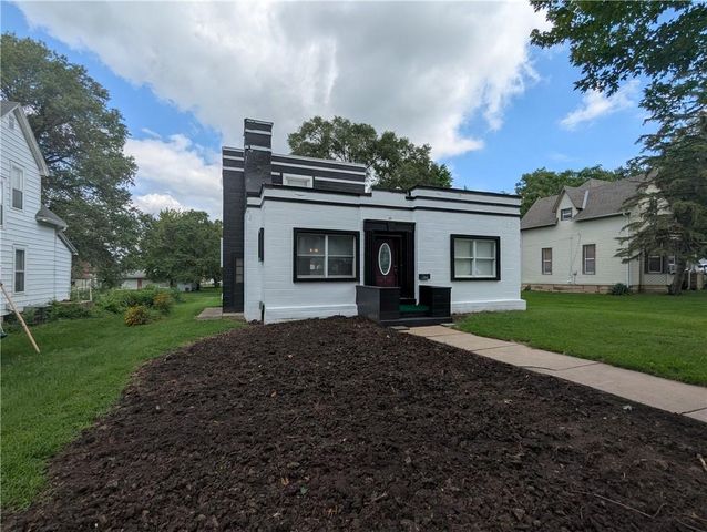 304 Miami Street, Hiawatha, KS 66434