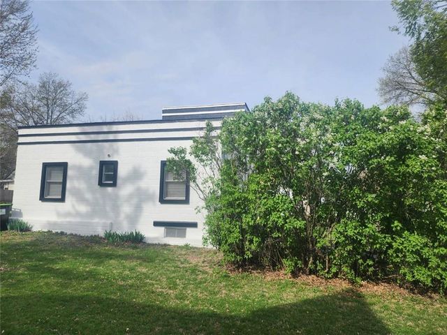 304 Miami Street, Hiawatha, KS 66434