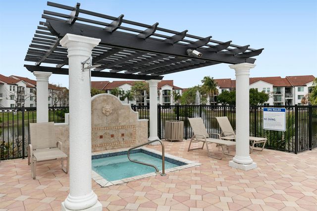 813 Villa Circle, Boynton Beach, FL 33435
