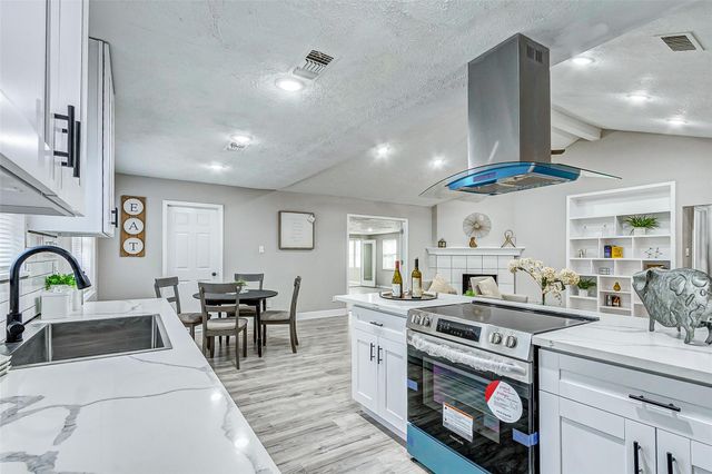 8707 Collingsdale Road, La Porte, TX 77571