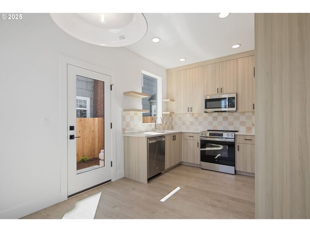 4514 Ne WYGANT St, Portland, OR 97218