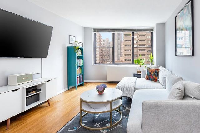 301 E 87th St Apt 8C, New York City, NY 10128