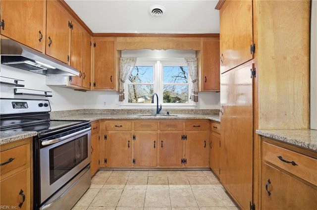 1001 Lyndon CIR, Newport News, VA 23605