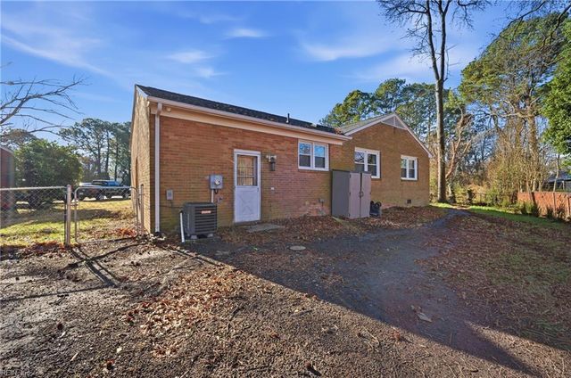 1001 Lyndon CIR, Newport News, VA 23605