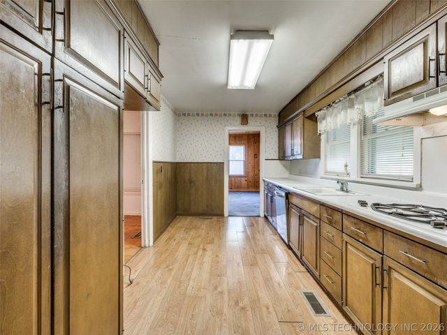 2812 W 37th Place, Tulsa, OK 74107