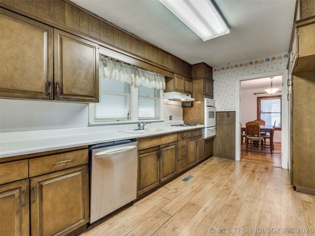 2812 W 37th Place, Tulsa, OK 74107