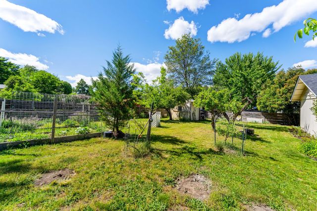 210 Sky Crest Drive, Grants Pass, OR 97527