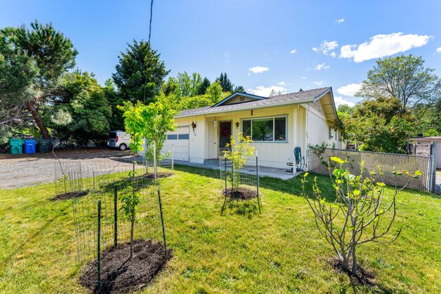 210 Sky Crest Drive, Grants Pass, OR 97527