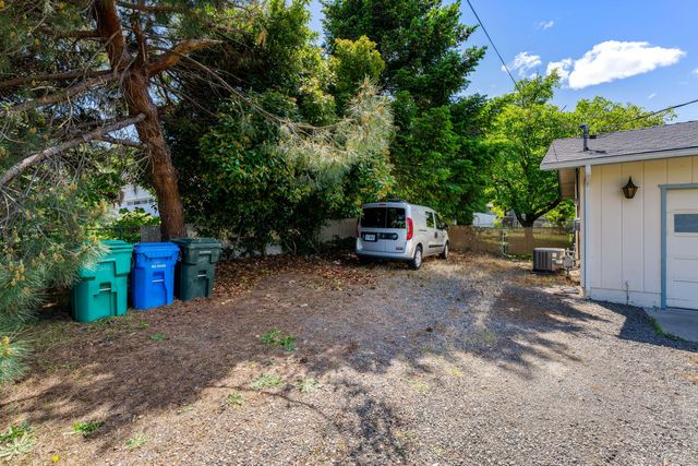 210 Sky Crest Drive, Grants Pass, OR 97527