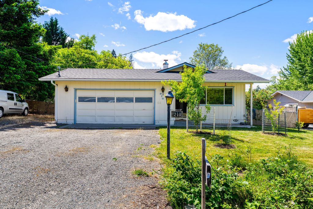 210 Sky Crest Drive, Grants Pass, OR 97527