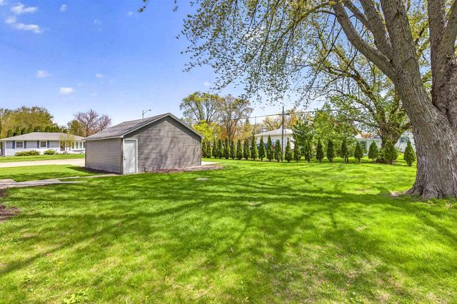 1432 EVANS STREET, Oshkosh, WI 54901