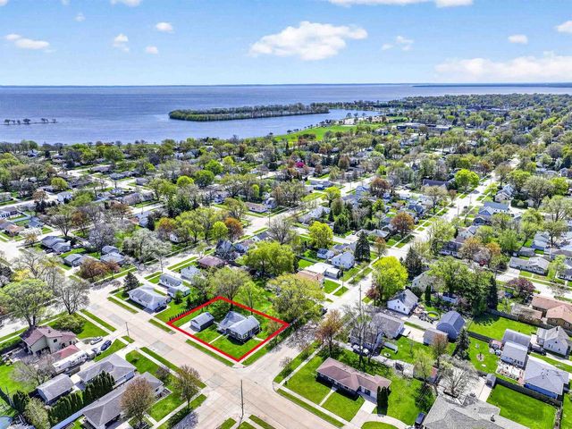 1432 EVANS STREET, Oshkosh, WI 54901