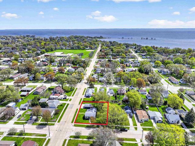 1432 EVANS STREET, Oshkosh, WI 54901