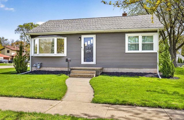 1432 EVANS STREET, Oshkosh, WI 54901