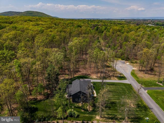 20 BARNITZ WOODS DR, Mount Holly Springs, PA 17065