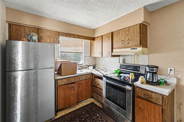 3050 MEADOW LAKE AVENUE, Largo, FL 33771