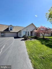 102 HEATHER GLEN DR, Red Lion, PA 17356