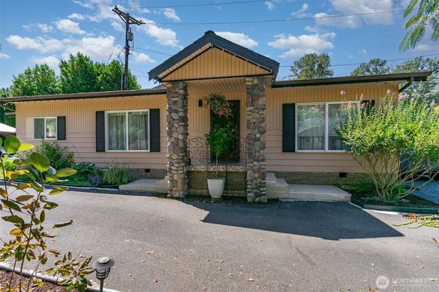 2726 Pioneer Way E, Tacoma, WA 98404