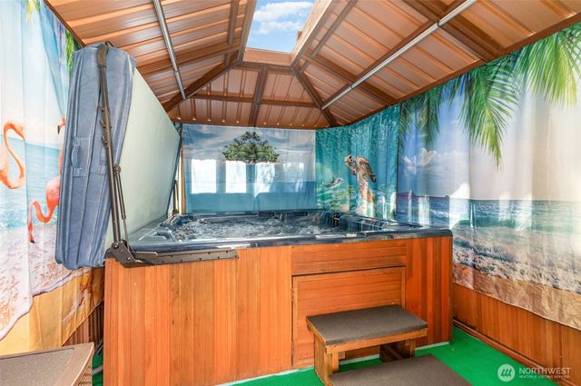 2726 Pioneer Way E, Tacoma, WA 98404