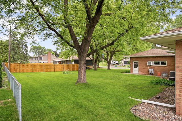 1495 County Road B2 W, Roseville, MN 55113