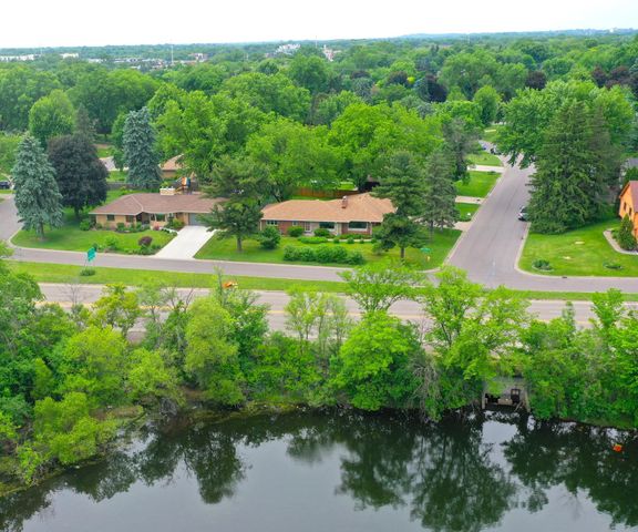 1495 County Road B2 W, Roseville, MN 55113
