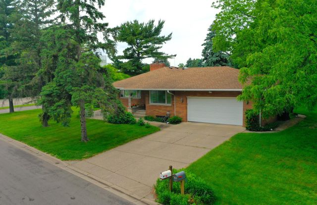 1495 County Road B2 W, Roseville, MN 55113