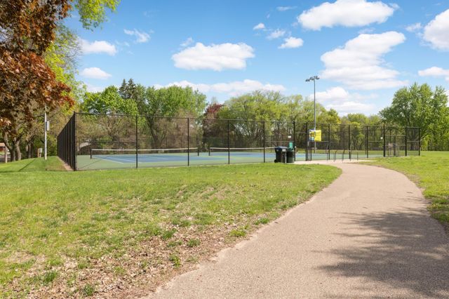 1495 County Road B2 W, Roseville, MN 55113