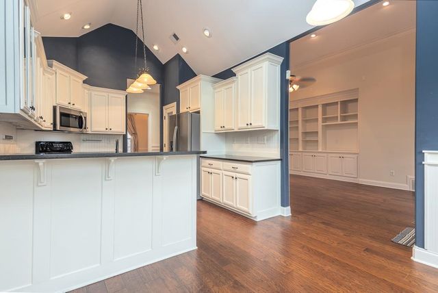 11 NELSON DR SW, Holly Springs, MS 38635