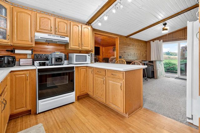 8511 EDGEWATER, Omro, WI 54963