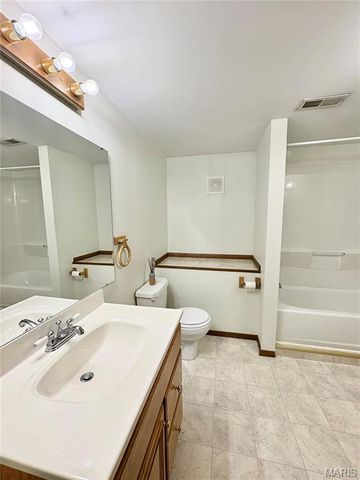 38 Amberly Drive, St Peters, MO 63376